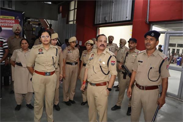 jalandhar police conducts late night checking at railway stations