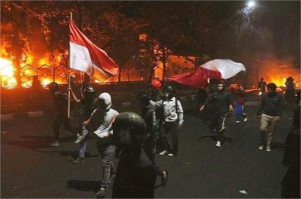 uncontrolled crowd set fire to parliament building