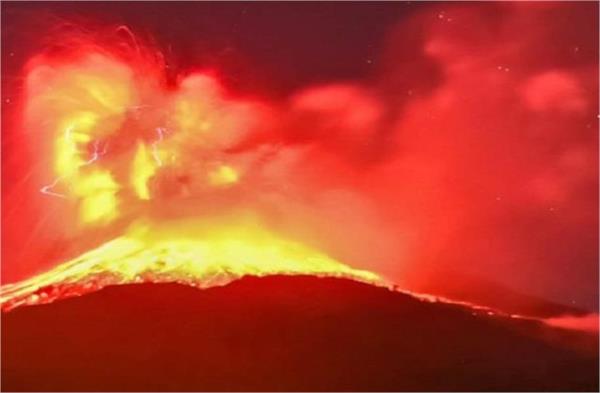 massive volcanic eruption threat of destruction 