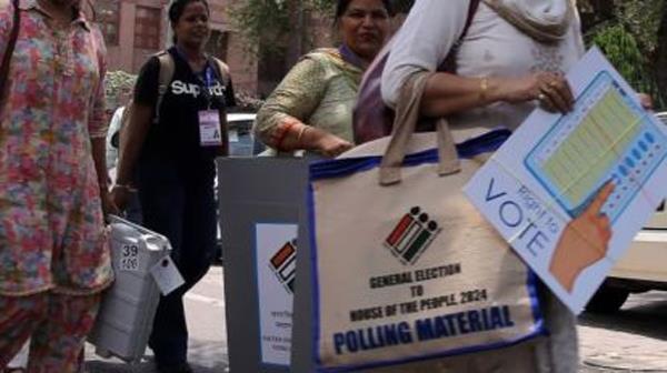 who were the 2 people who offered to fix the maharashtra elections 