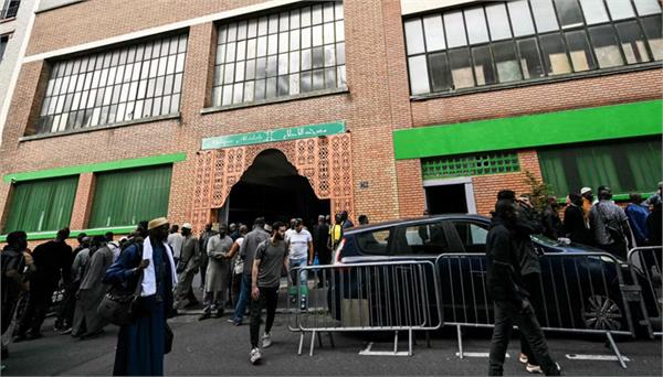 pigs heads thrown outside mosques in france