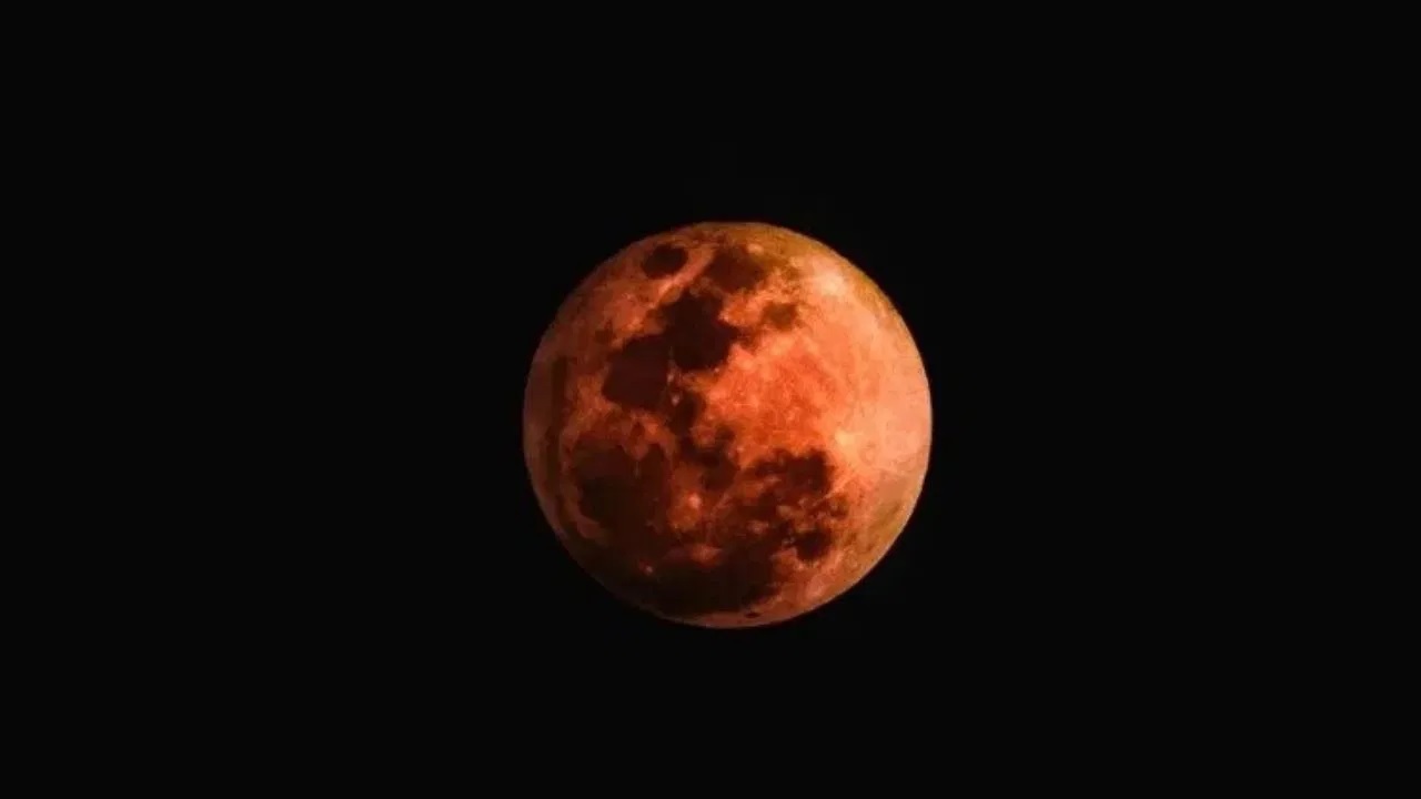 ਦੇਸ਼ ਭਰ ਦੇ ਲੋਕਾਂ ਨੇ ਕੀਤਾ ਅਦਭੁਤ 'Red Moon' ਦਾ ਦੀਦਾਰ, ਦੇਖੋ ਤਸਵੀਰਾਂ
