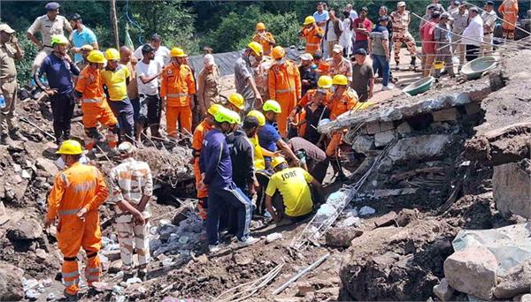 twins found clinging to mother chest in rubble