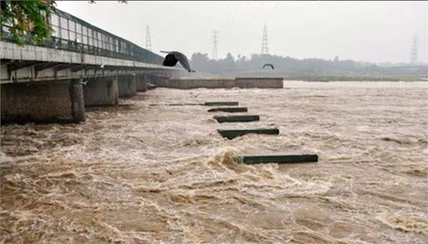 yamuna level recorded at 207 44 meters