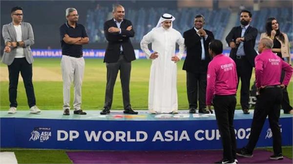 team india refused to accept the trophy from mohsin naqvi
