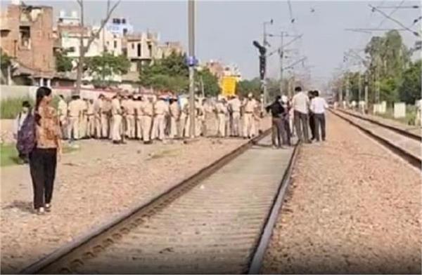 2 innocent girls returning from school die after being hit by train
