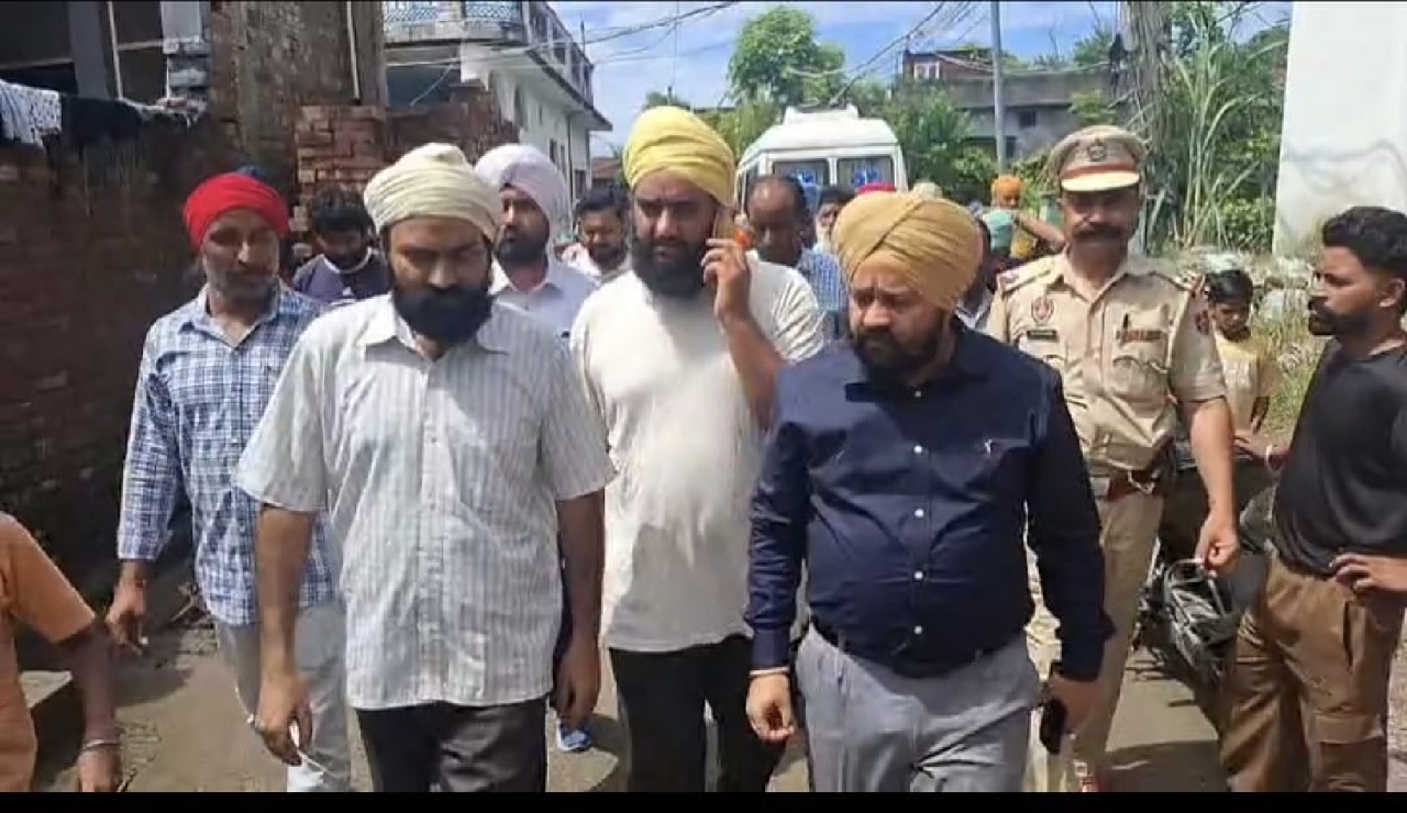 ਹੜ੍ਹ ਪ੍ਰਭਾਵਿਤ ਇਲਾਕੇ ''ਚ ਰਾਹਤ ਸਮੱਗਰੀ ਵੰਡਣ ਦੌਰਾਨ ਮੌਕੇ ''ਤੇ ਪਹੁੰਚ ਗਏ ADC, ਲੋਕਾਂ ਦੀਆਂ ਸੁਣੀਆਂ ਮੁਸ਼ਕਲਾਂ