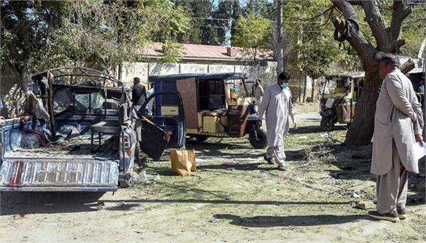 8 killed in two car bombs in pakistan