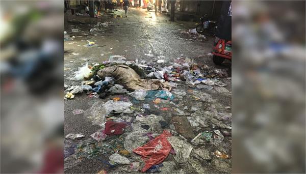 garbage spread on roads is cause of disease
