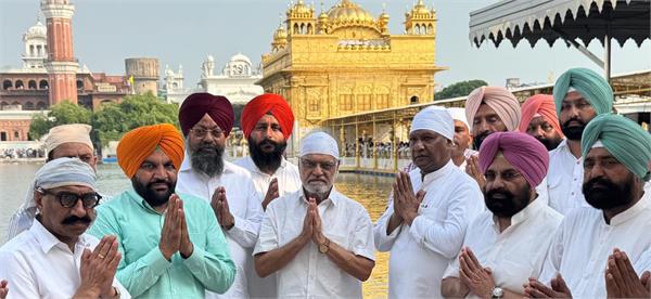 former union minister joshi paid obeisance at sri harmandir sahib