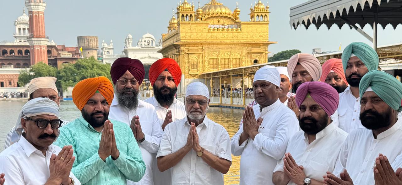 ਸੱਚਖੰਡ ਸ੍ਰੀ ਹਰਿਮੰਦਰ ਸਾਹਿਬ ''ਚ ਸਾਬਕਾ ਕੇਂਦਰੀ ਮੰਤਰੀ ਸੀ. ਪੀ. ਜੋਸ਼ੀ ਕਾਂਗਰਸੀ ਆਗੂਆਂ ਨਾਲ ਹੋਏ ਨਤਮਸਤਕ