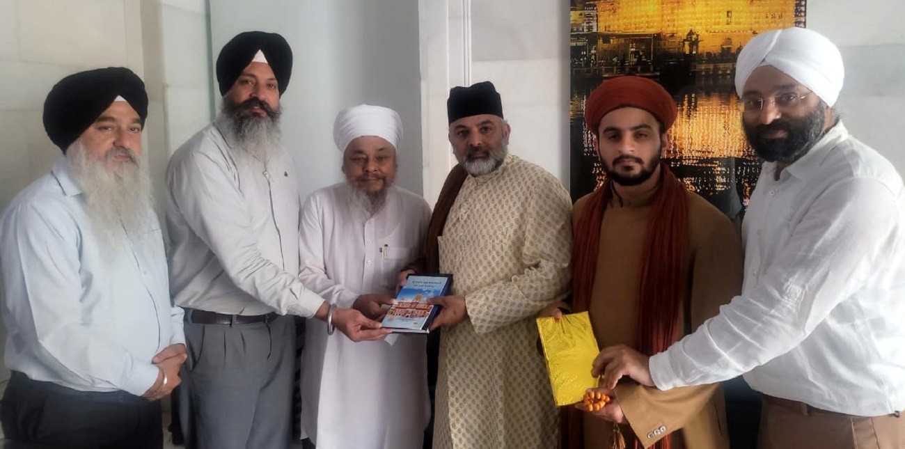 ਸੱਚਖੰਡ ਸ੍ਰੀ ਹਰਿਮੰਦਰ ਸਾਹਿਬ ''ਚ ਅਜਮੇਰ ਸ਼ਰੀਫ ਤੋਂ ਮੁੱਖ ਸੇਵਾਦਾਰ ਸਈਅਦ ਅਕੀਲ ਅਹਿਮਦ ਚਿਸ਼ਤੀ ਹੋਏ ਨਤਮਸਤਕ