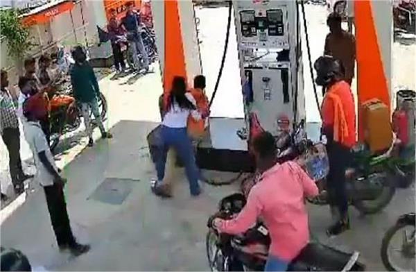 girl beats up sales girl for refusing to give petrol without helmet