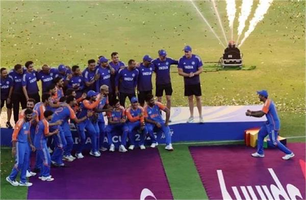 team india celebrated without lifting the trophy