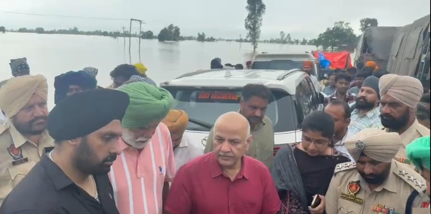 ਮਨੀਸ਼ ਸਿਸੋਦੀਆ ਨੇ ਸੁਲਤਾਨਪੁਰ ਲੋਧੀ ਦੇ ਮੰਡ ਖੇਤਰ ''ਚ ਹੜ੍ਹ ਪ੍ਰਭਾਵਿਤ ਇਲਾਕਿਆਂ ਦਾ ਕੀਤਾ ਦੌਰਾ