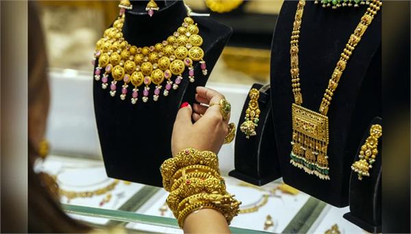 gold hits new high of 1 12 900 per 10 grams