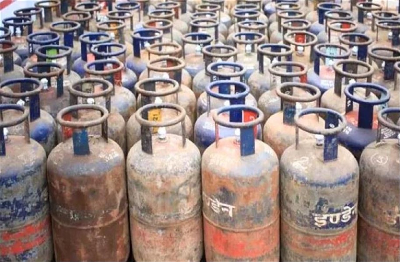 ਖ਼ੁਸ਼ਖਬਰੀ! LPG ਸਿਲੰਡਰ ਹੋਇਆ ਸਸਤਾ, ਜਾਣੋ ਕਿੰਨੀ ਘਟੀ ਕੀਮਤ