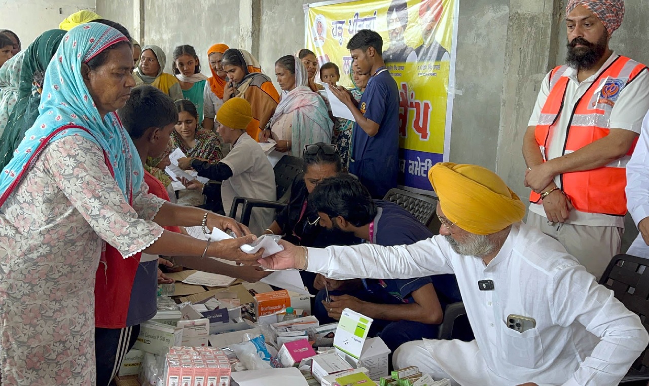 ਦਿੱਲੀ ਗੁਰਦੁਆਰਾ ਕਮੇਟੀ ਵੱਲੋਂ ਅਜਨਾਲਾ ਦੇ ਹਡਰਕਲਾਂ ਅਤੇ ਗੁੱਜਰਪੁਰ ਪਿੰਡਾਂ ’ਚ ਮੈਡੀਕਲ ਕੈਂਪ ਸ਼ੁਰੂ