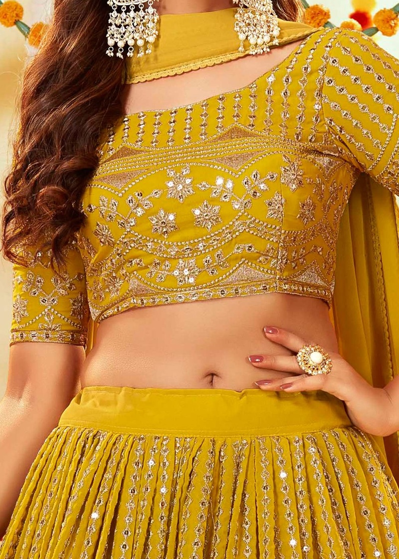 ਮੁਟਿਆਰਾਂ ਨੂੰ ਟਰੈਂਡੀ ਲੁਕ ਦੇ ਰਹੇ ਹਨ ਕ੍ਰਾਪ ਟਾਪ ਵਿਦ ਲਹਿੰਗਾ