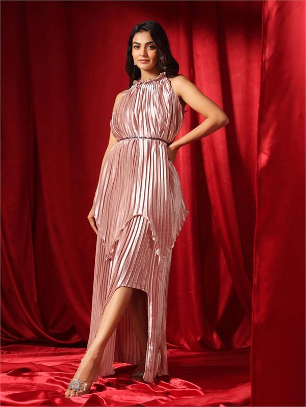 young women stylish look pleated gown