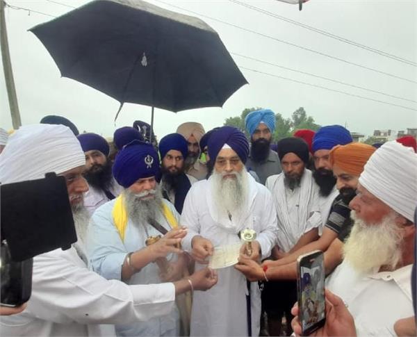 baba balbir singh delivers relief material