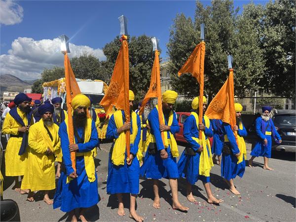 sikhcommunitypaintedthecityofterachinainsaffron