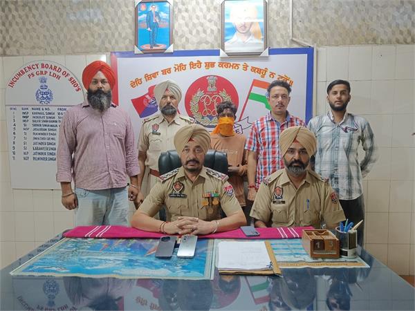 grp  s arrested for stealing mobile phones of passengers in trains