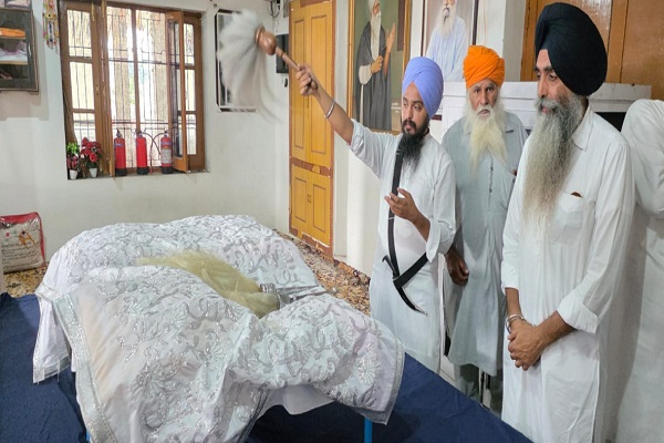 ਗੁਰਦੁਆਰਾ ਸਾਹਿਬ ''ਚ ਫਟਿਆ AC ਦਾ ਕੰਪਰੈਸ਼ਰ, ਸ੍ਰੀ ਗੁਰੂ ਗ੍ਰੰਥ ਸਾਹਿਬ ਦੇ ਪਾਵਨ ਸਰੂਪ ਅਗਨ ਭੇਂਟ