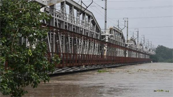 yamuna water level above 207 meters in delh