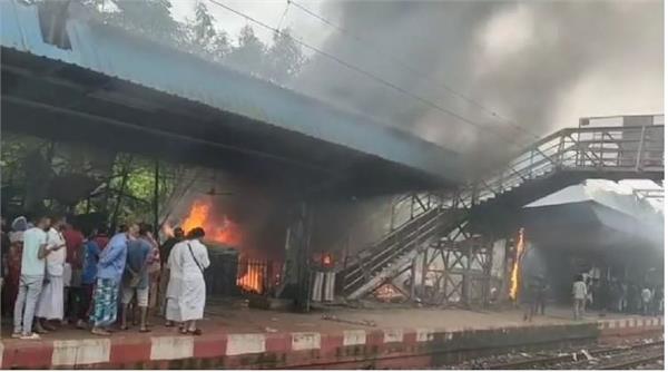 fire breaks out at santoshpur station in kolkata