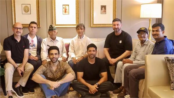 team of 120 bahadur meets two real heroes of rezang la