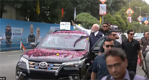 pm narendra modi held a roadshow in bhavnagar  gujarat 