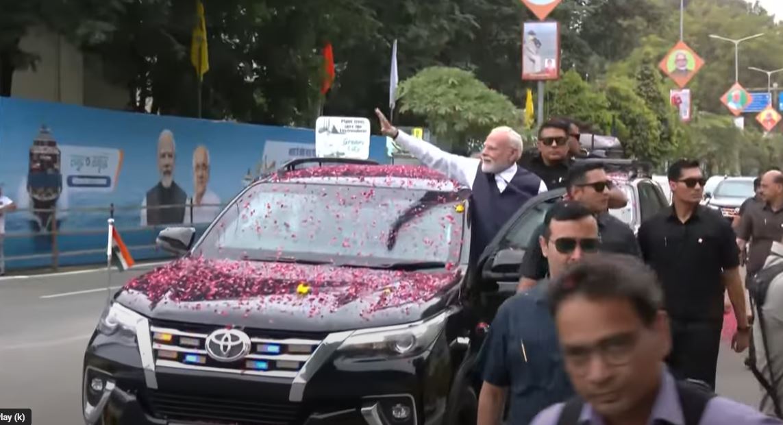 PM ਨਰਿੰਦਰ ਮੋਦੀ ਨੇ ਗੁਜਰਾਤ ਦੇ ਭਾਵਨਗਰ ''ਚ ਕੀਤਾ ਰੋਡ ਸ਼ੋਅ