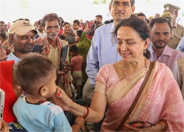 hema malini visited flood victims