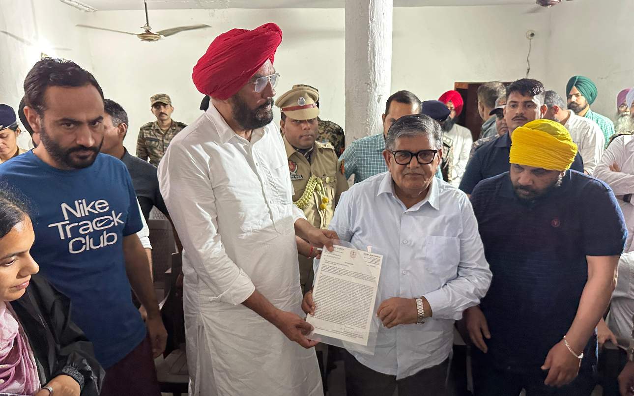 ਧਾਲੀਵਾਲ ਵੱਲੋਂ ਕੇਂਦਰ ਨੂੰ ਅਜਨਾਲਾ ਦੇ ਹੜ੍ਹ ਪੀੜਤਾਂ ਲਈ 2 ਹਜ਼ਾਰ ਕਰੋੜ ਦੇਣ ਦੀ ਅਪੀਲ