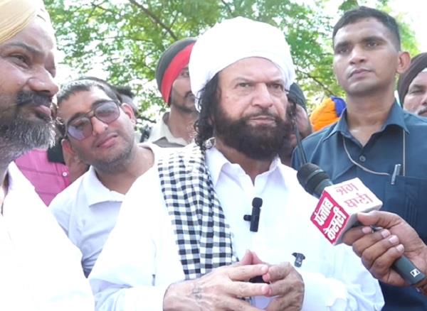 hans raj hans reaches flood victims with cash  video 