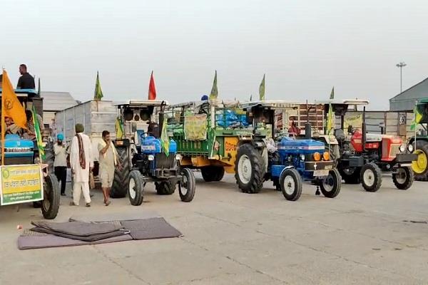 farmers reached fazilka with 100 trolleys full of wheat