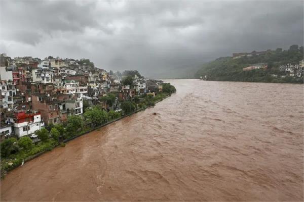 jhelum river crosses danger mark