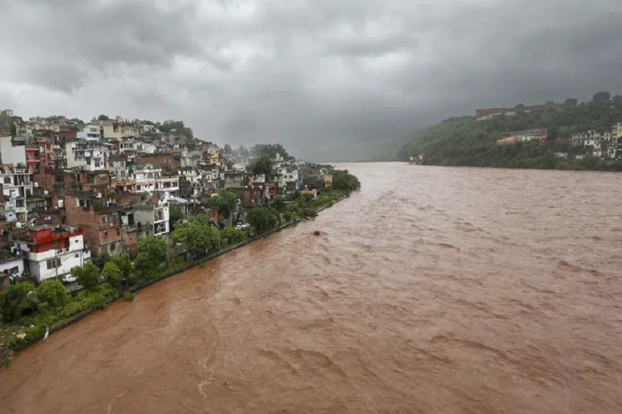 Flood Alert: ਖ਼ਤਰੇ ਦੇ ਨਿਸ਼ਾਨ ਤੋਂ ਪਾਰ ਜੇਹਲਮ ਨਦੀ, ਅਲਰਟ ''ਤੇ ਫੌਜ ਤੇ NDRF ਦੀਆਂ ਟੀਮਾਂ