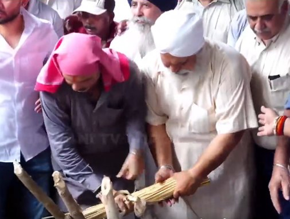 ਮਹਿੰਦਰ ਸਿੰਘ ਕੇਪੀ ਨੇ ਦਿੱਤੀ ਜਵਾਨ ਪੁੱਤ ਦੀ ਚਿਖ਼ਾ ਨੂੰ ਅਗਨੀ, ਭੁੱਬਾਂ ਮਾਰ ਕੇ ਰੋ ਪਿਆ ਹਰ ਕੋਈ