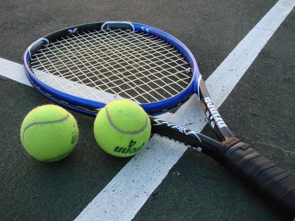 spain into davis cup last eight  us out