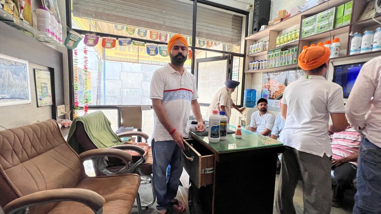 ਖੇਤੀਬਾੜੀ ਦਵਾਈਆਂ ਦੀ ਦੁਕਾਨ ਤੋਂ ਹੋਈ ਚੋਰੀ! CCTV ਕੈਮਰੇ ਵੀ ਭੰਨੇ