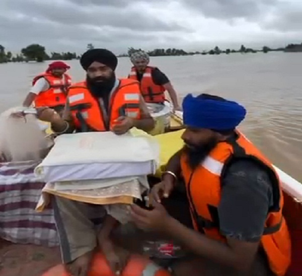 ਬੇੜੀ ਜ਼ਰੀਏ ਪਿੰਡ ''ਚੋਂ ਸੁਰੱਖਿਅਤ ਲਿਆਂਦੇ ਗਏ ਸ੍ਰੀ ਗੁਰੂ ਗ੍ਰੰਥ ਸਾਹਿਬ ਦੇ ਪਵਿੱਤਰ ਸਰੂਪ