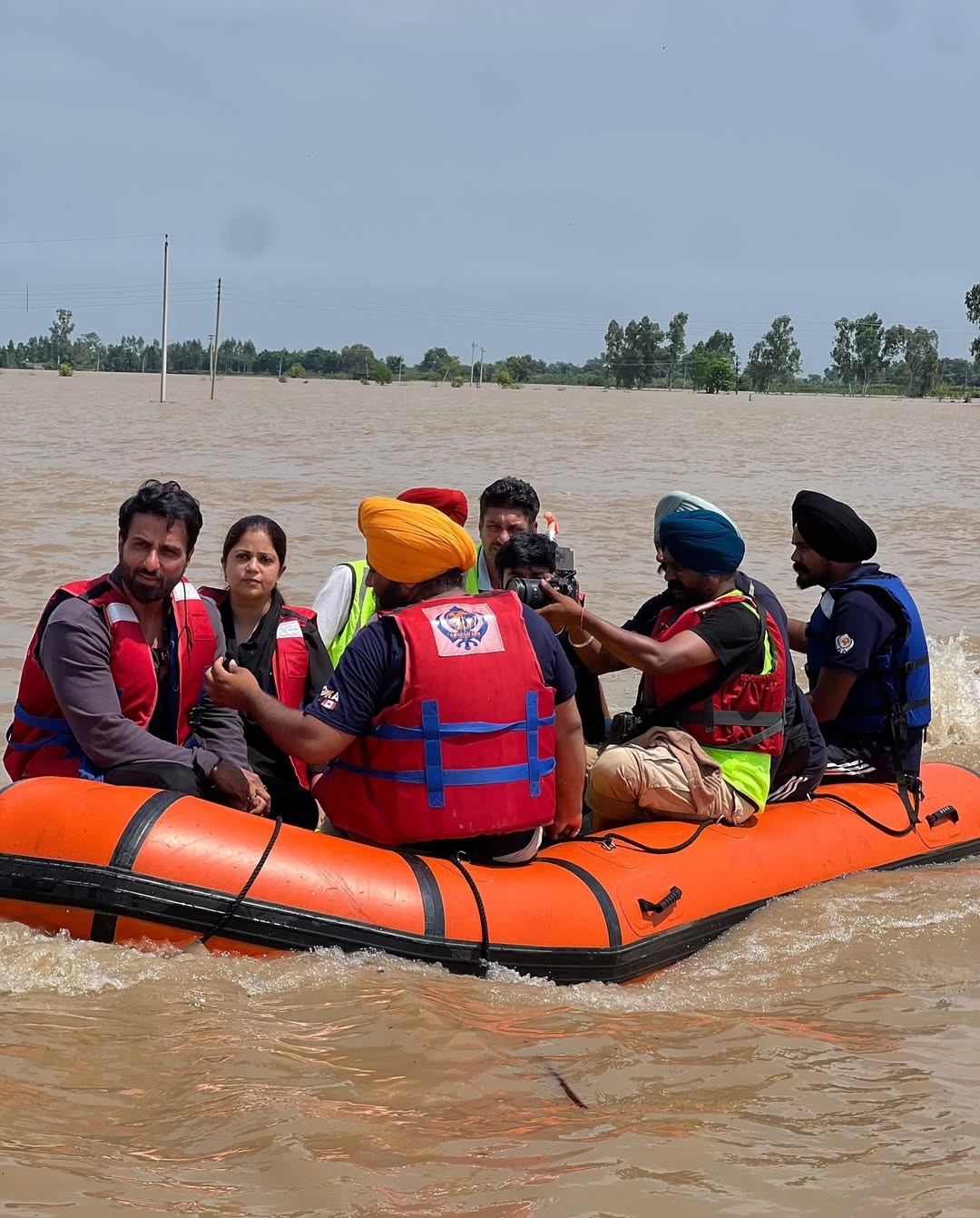 ਹੜ੍ਹ ਪੀੜਤਾਂ ਦਾ ਹਾਲ ਜਾਣਨ ਪਹੁੰਚੇ ਸੋਨੂੰ ਸੂਦ ਅਤੇ ਮਾਲਵਿਕਾ ਸੂਦ, PM ਮੋਦੀ ਨੂੰ ਲੈ ਕੇ ਆਖੀ ਵੱਡੀ ਗੱਲ