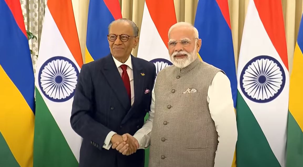 PM ਮੋਦੀ ਤੇ ਮਾਰੀਸ਼ਸ ਦੇ ਪ੍ਰਧਾਨ ਮੰਤਰੀ ਨੇ ਵਾਰਾਣਸੀ ''ਚ ਕੀਤੀ ਮੁਲਾਕਾਤ