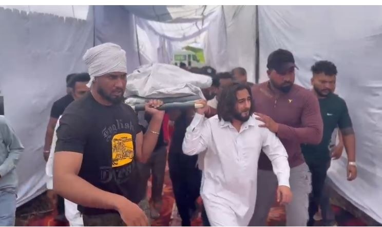 ਆਖਰੀ ਸਫਰ 'ਤੇ ਨਿਕਲੀ ਖਾਨ ਸਾਬ੍ਹ ਦੀ ਮਾਂ, ਭੁੱਬਾਂ ਮਾਰ ਰੋਂਦੇ ਦਿਖੇ ਗਾਇਕ