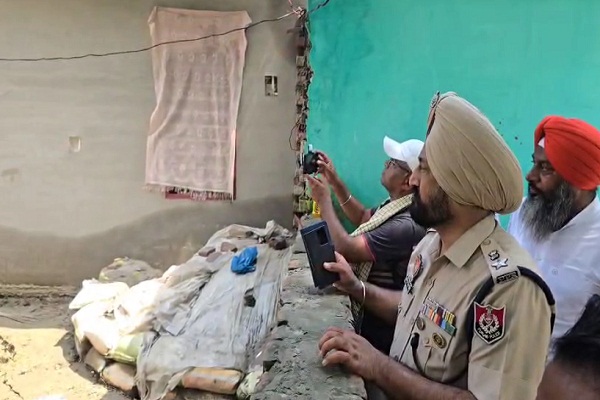ਹੁਣ ਪੰਜਾਬ ਪੁਲਸ ਕਰੇਗੀ ਹੜ੍ਹ ਪੀੜਤਾਂ ਦੀ ਮਦਦ, SSP ਨੇ ਗਰੀਬ ਪਰਿਵਾਰ ਨੂੰ ਘਰ ਬਣਾ ਕੇ ਦੇਣ ਦਾ ਕੀਤਾ ਐਲਾਨ