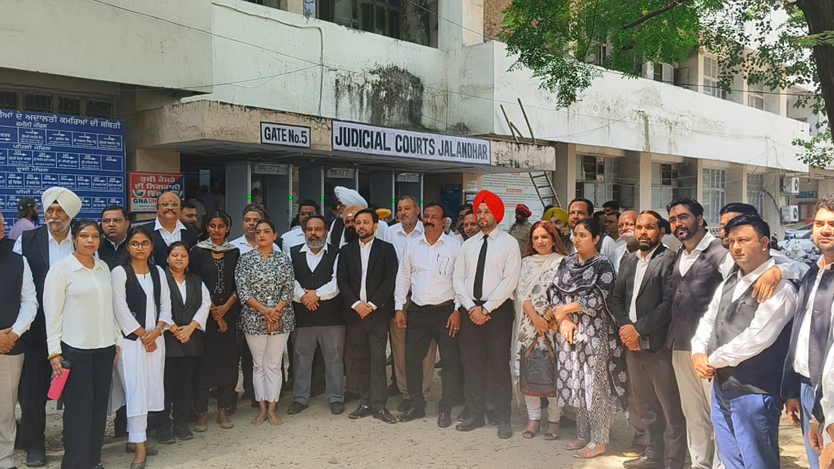 ਜਲੰਧਰ 'ਚ ਅੱਜ ਵਕੀਲਾਂ ਦਾ 'ਨੋ ਵਰਕ ਡੇਅ', ਕੰਮ ਛੱਡ ਸ਼ੁਰੂ ਕੀਤਾ ਪ੍ਰਦਰਸ਼ਨ