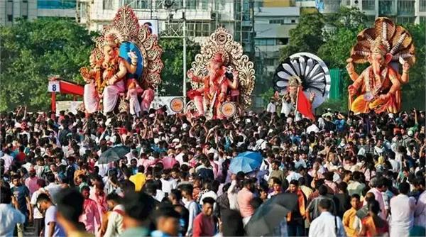 immersion of ganesha idols continues in maharashtra
