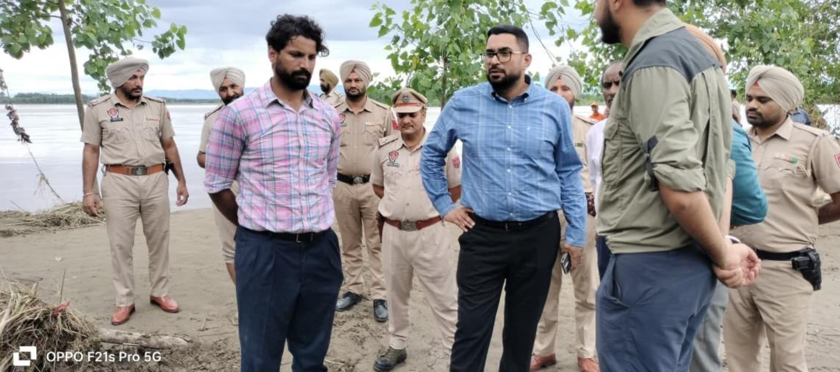 DC ਗੁਰਦਾਸਪੁਰ ਦਲਵਿੰਦਰਜੀਤ ਸਿੰਘ ਖ਼ੁਦ ਗਰਾਊਂਡ ਜ਼ੀਰੋ ''ਤੇ ਜਾ ਕੇ ਰਾਹਤ ਕਾਰਜਾਂ ਦੀ ਕਰ ਰਹੇ ਅਗਵਾਈ